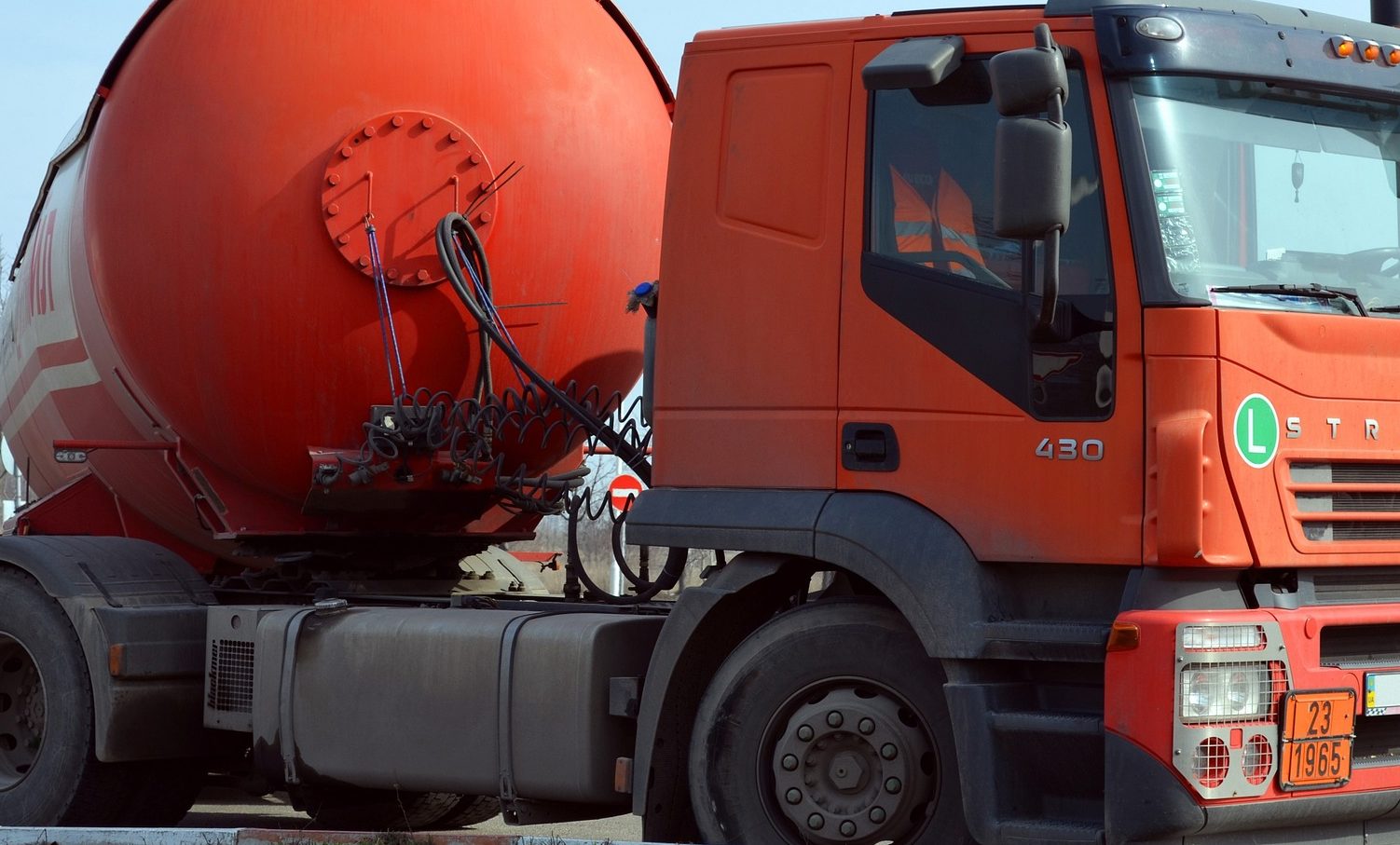 Benzinknappheit: Kraftstoffdiebe machen die Tanks von LKWs leer
