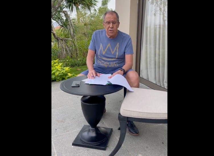 Russischer Aussenminister Sergei Lawrow trägt in einem Video ein erstaunliches T-Shirt