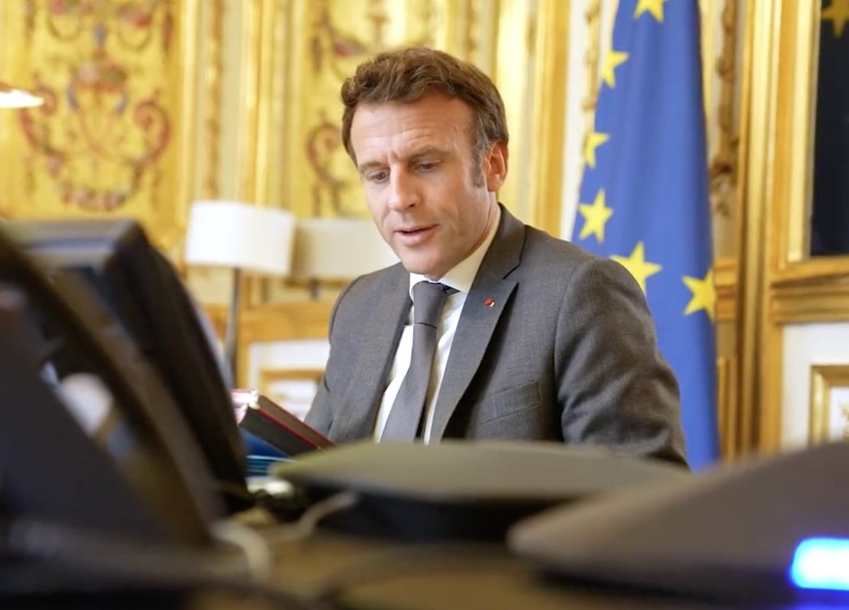 „Wo ist die französische Flagge?“ Rechtsextreme empört über Video von Emmanuel Macron