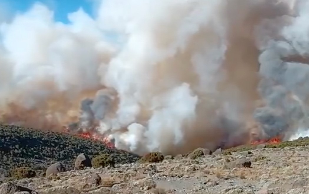 Afrika: Tansania setzt angesichts eines starken Feuers auf dem Kilimandscharo die Armee ein