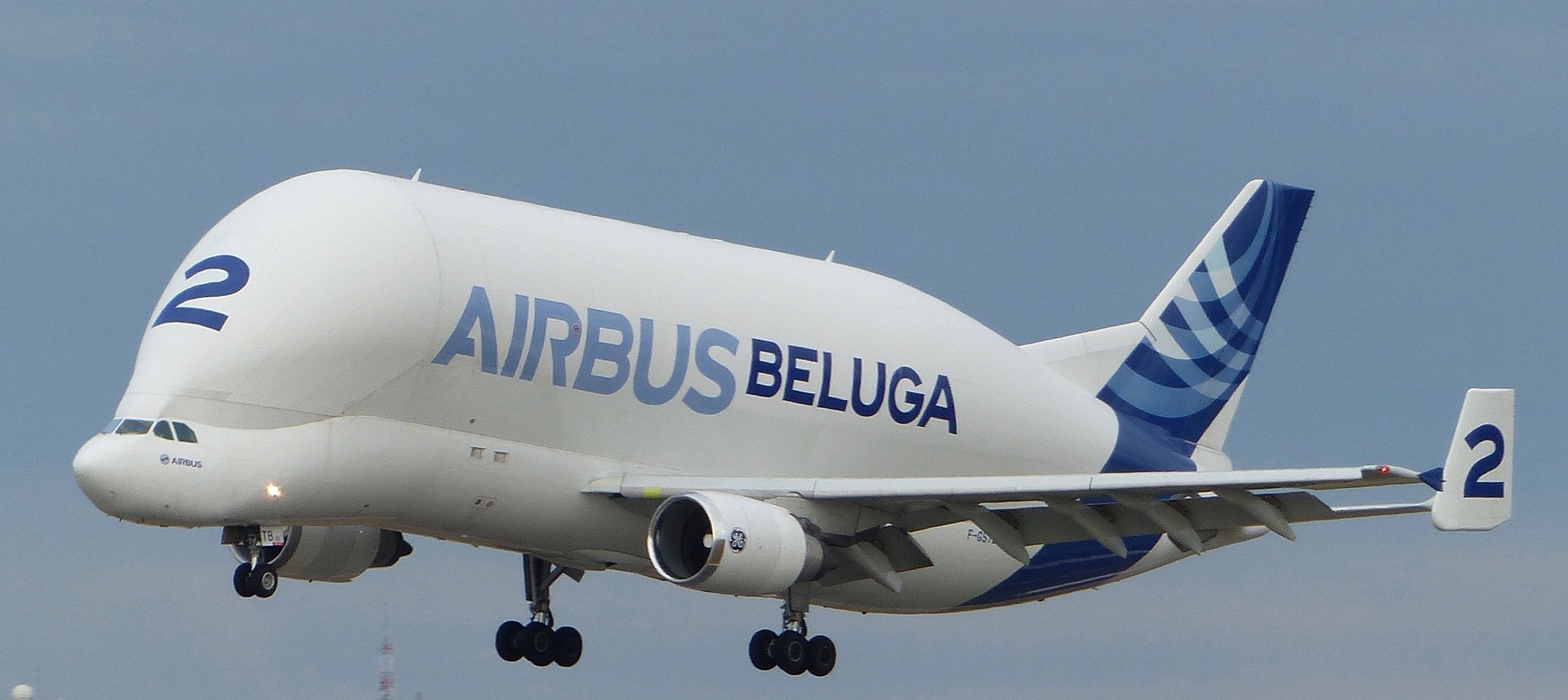 Spektakulär: Ein Airbus Beluga wird mitten im Flug vom Blitz getroffen