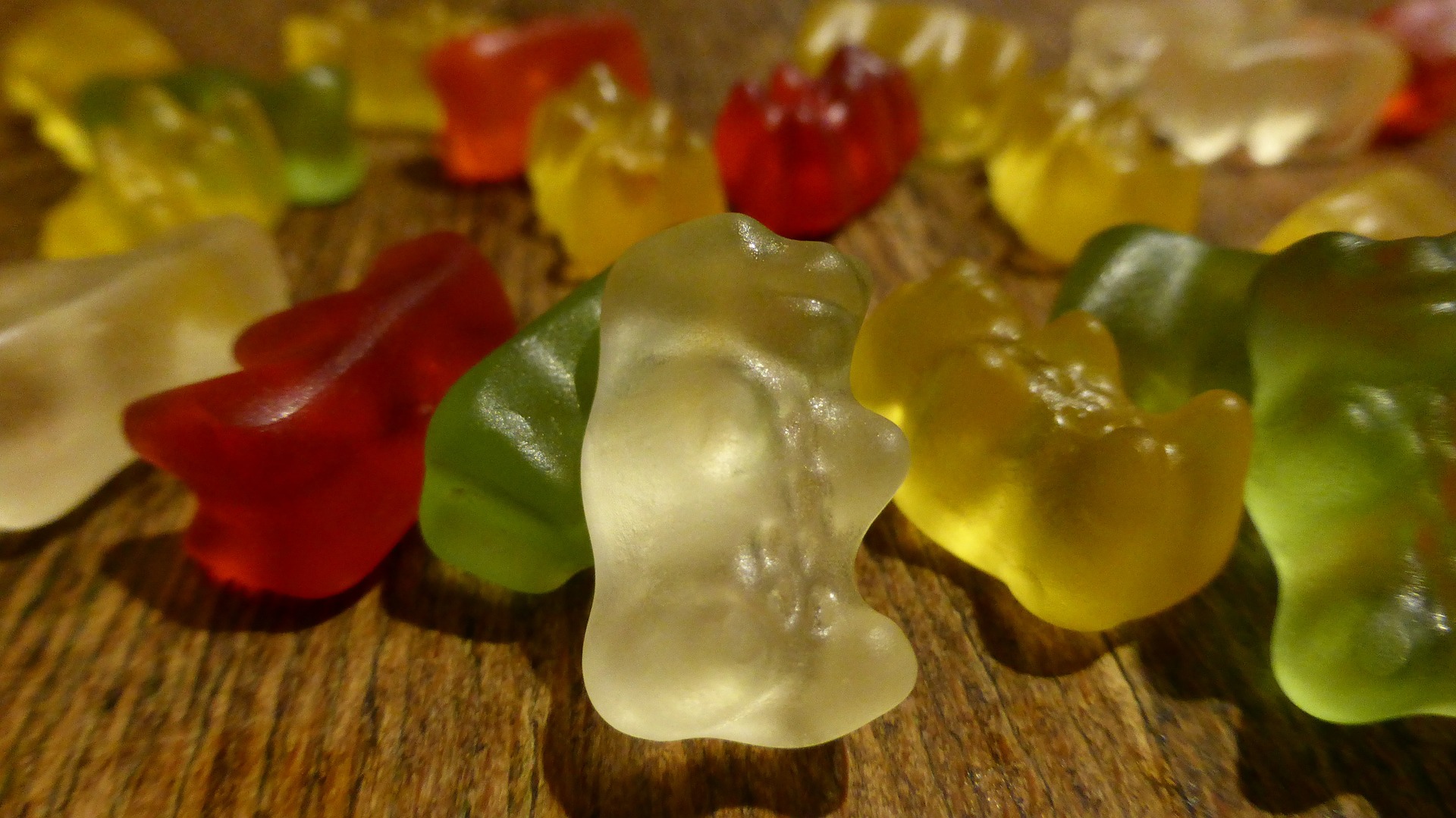 Er findet einen auf Haribo ausgestellten Scheck über 4.6 Millionen Euro und erhält Gummibärchen als Finderlohn…