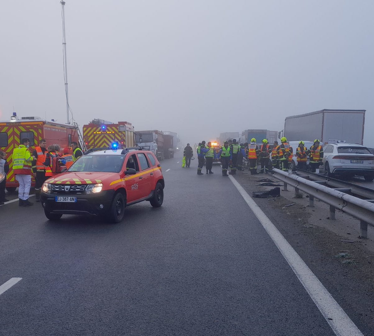 Monsterkarambolage auf der A72 im Departement Loire: 1 Toter und Autobahn gesperrt