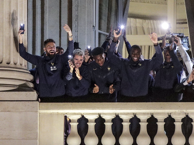 WM 2022: Auf dem Place de la Concorde feiert eine Menschenmenge die französische Nationalmannschaft