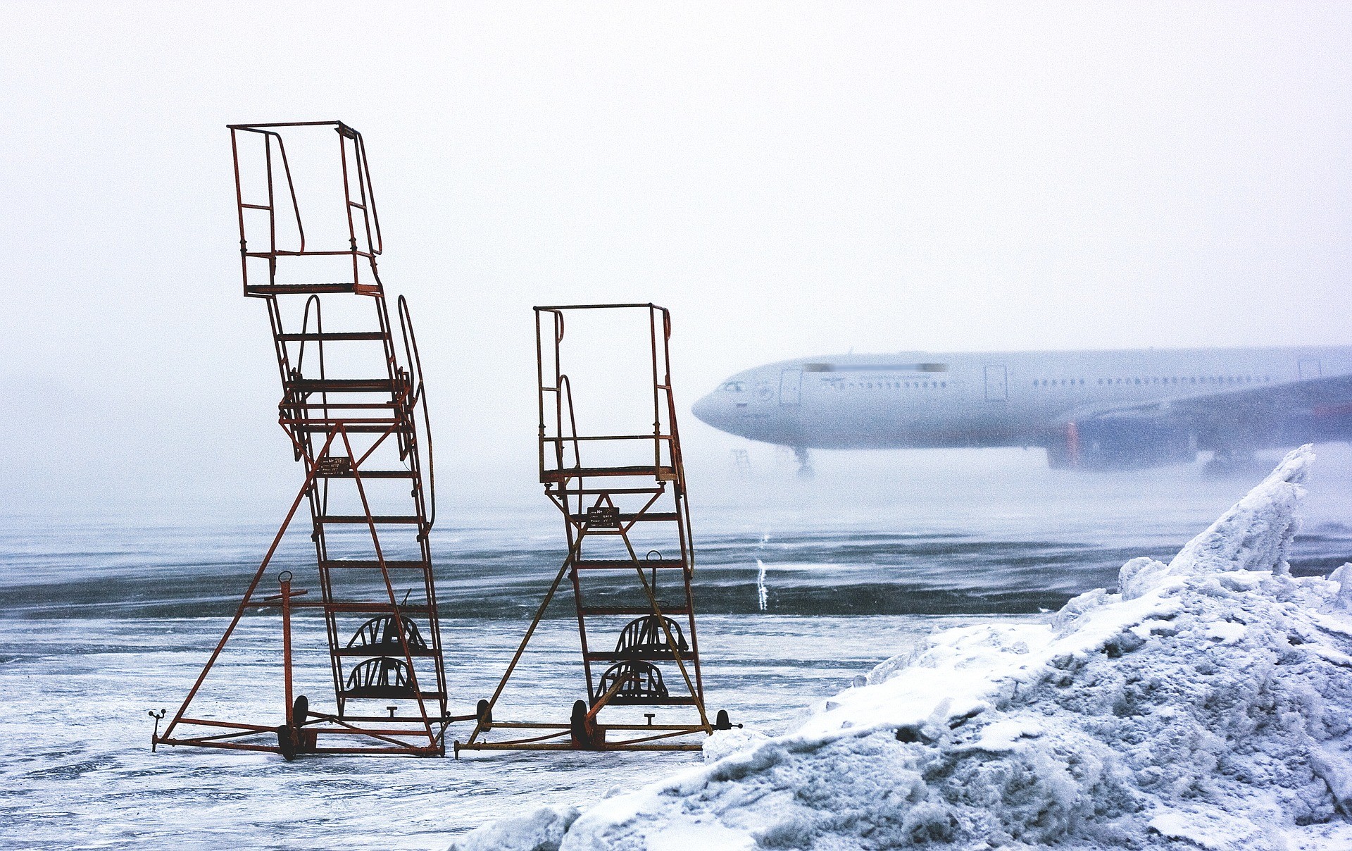 Schnee und Eis: Flugverkehr in Orly und Roissy stark beeinträchtigt