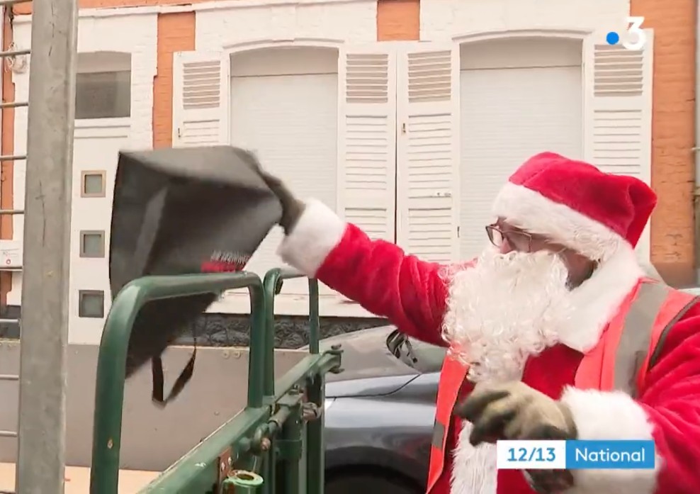 Frankreich: Der Weihnachtsmann sammelt Geschenkverpackungen zum Recyceln ein
