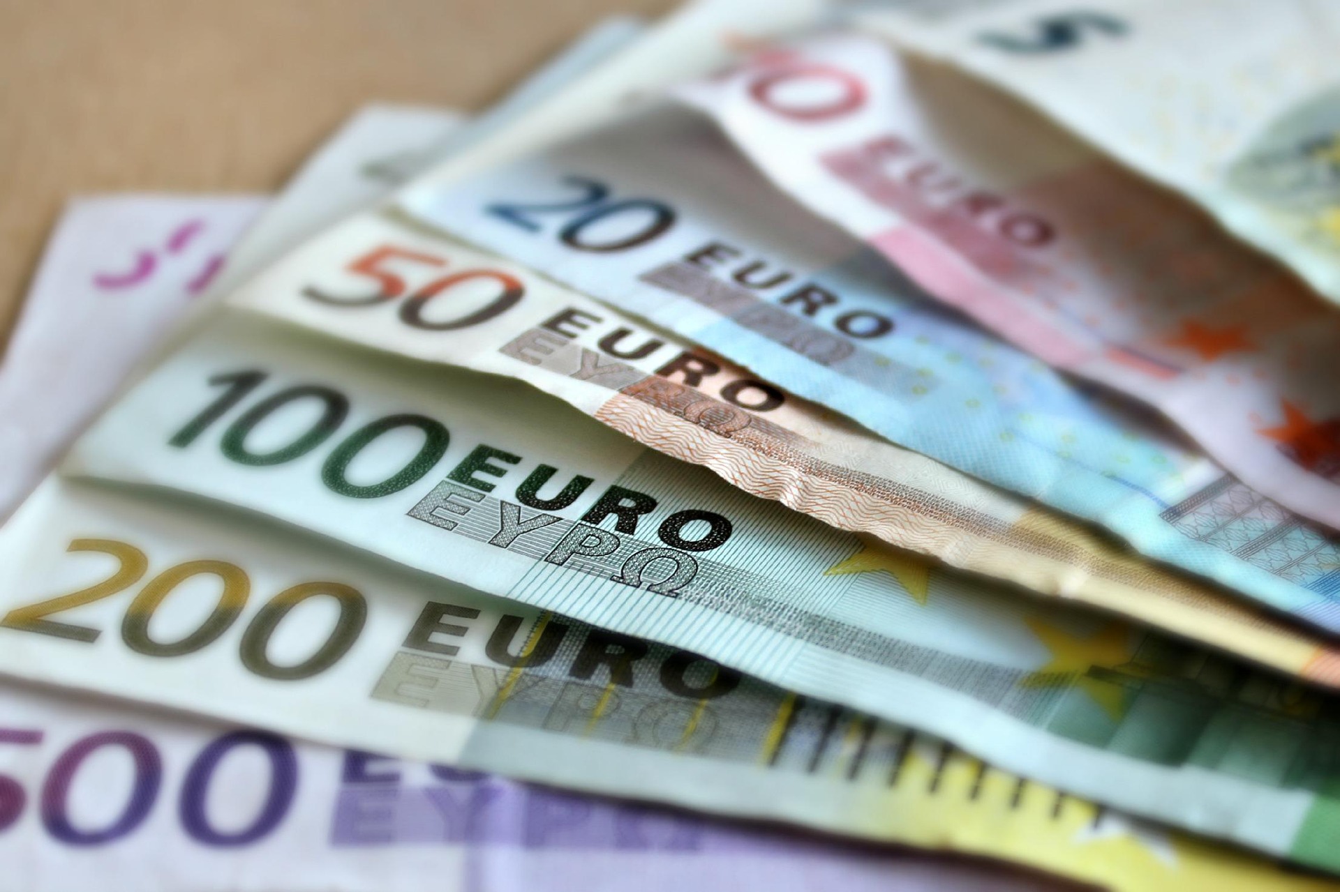 Anonymer Spender schickt Umschläge mit Bargeld an mehrere Gemeinden im Departement Nord