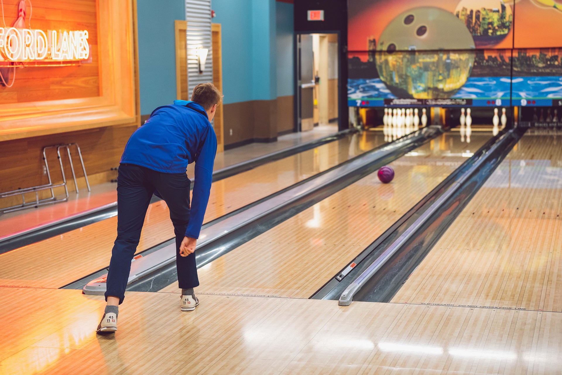 Emmanuel Macron ging am Nachmittag vor Weihnachten mit Freunden bowlen