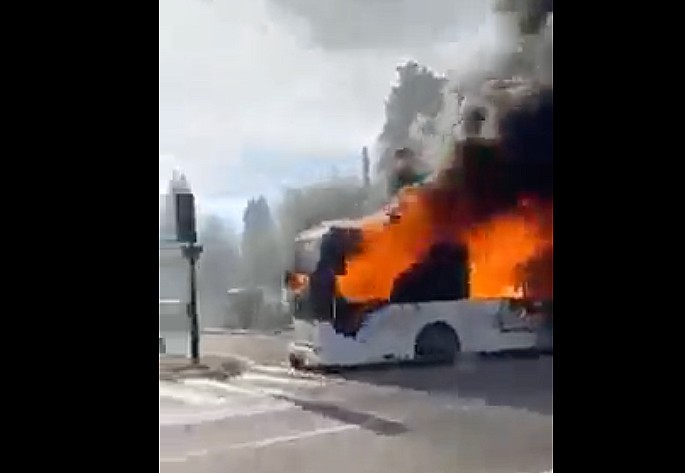 Erschreckende Bilder eines brennenden Schulbusses in Nîmes – 10 Kinder konnten gerettet werden