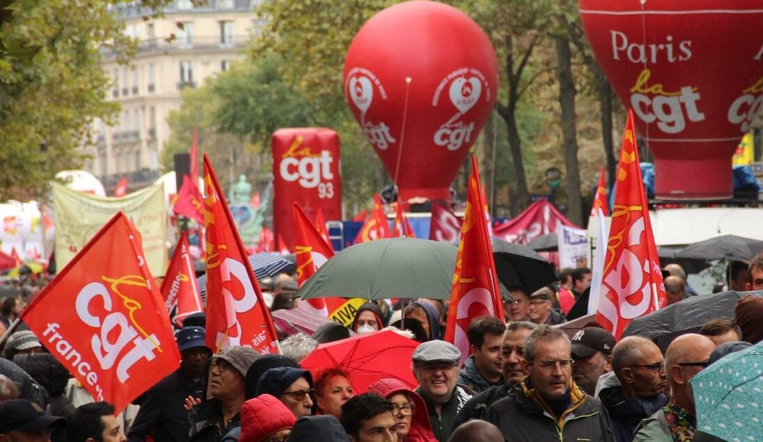 Frankreich vor einer doppelten Mobilisierung: zwischen spontaner Wut und orchestrierter Einheit
