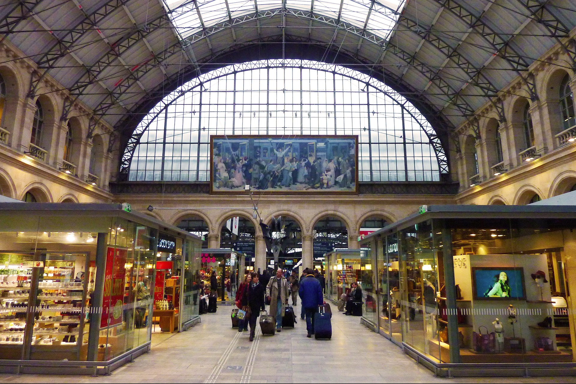 Zugverkehr am Pariser Gare de l’Est wird nach Brandstiftung ganztägig ausgesetzt