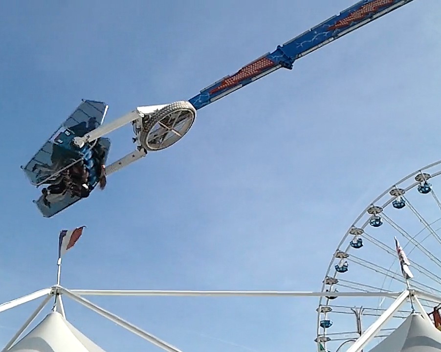 21-Jährige stürzt auf Jahrmarkt in Clermont-Ferrand von Karussell und kommt ums Leben