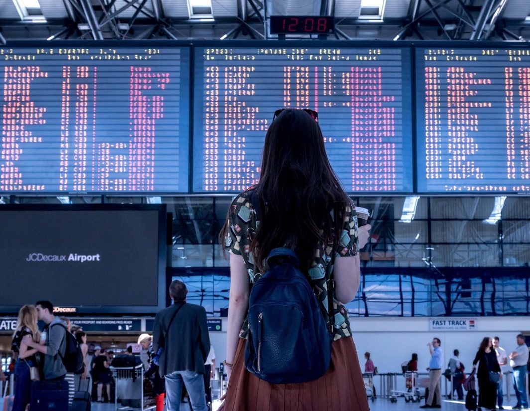 Steuerprüfung bei Auslandsreisen? Wie Desinformation auf TikTok das Vertrauen in den Staat untergräbt