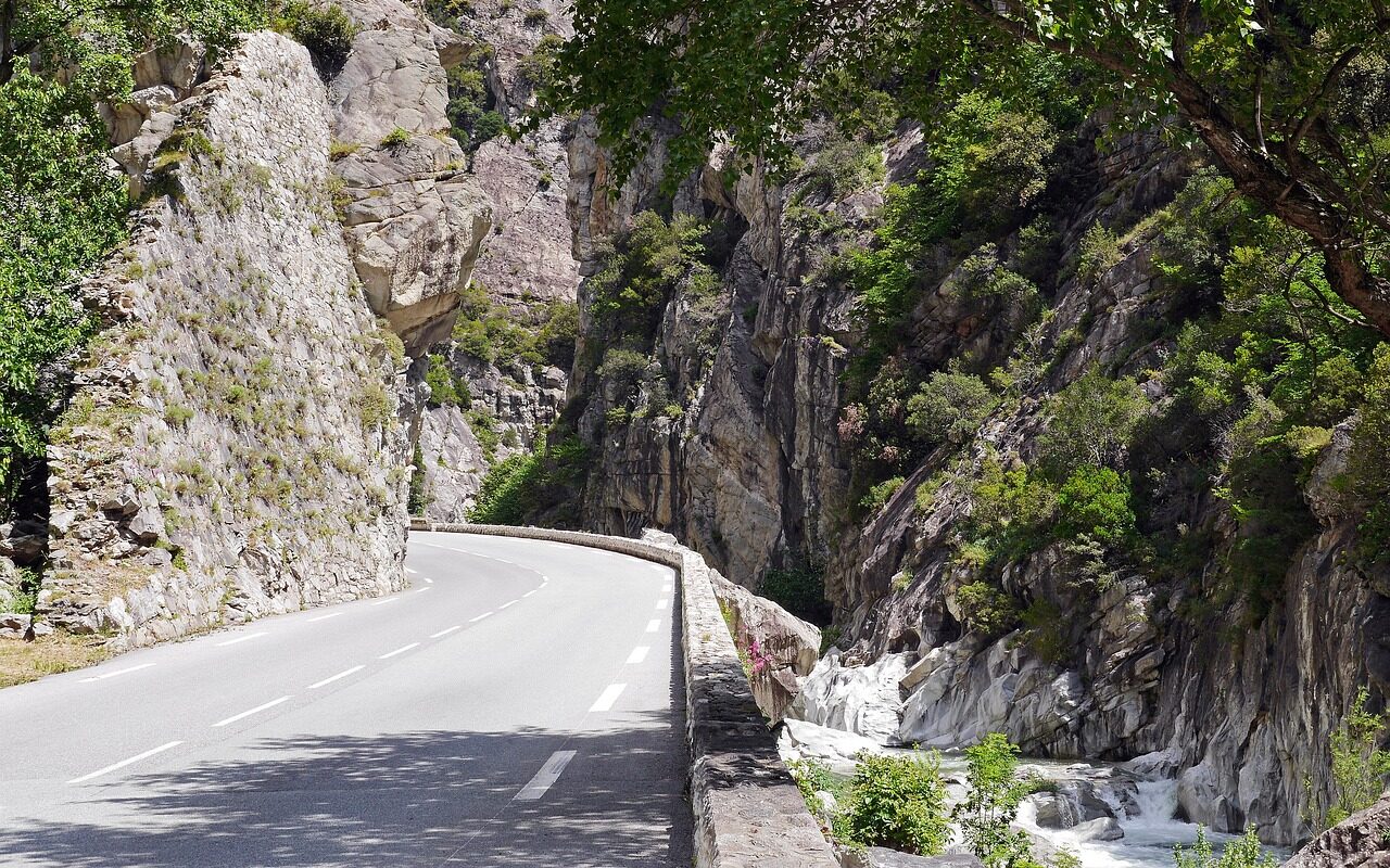 Wenn der Berg ins Rutschen gerät: Wie Felsstürze und Lawinen derzeit die Alpenstraßen bedrohen