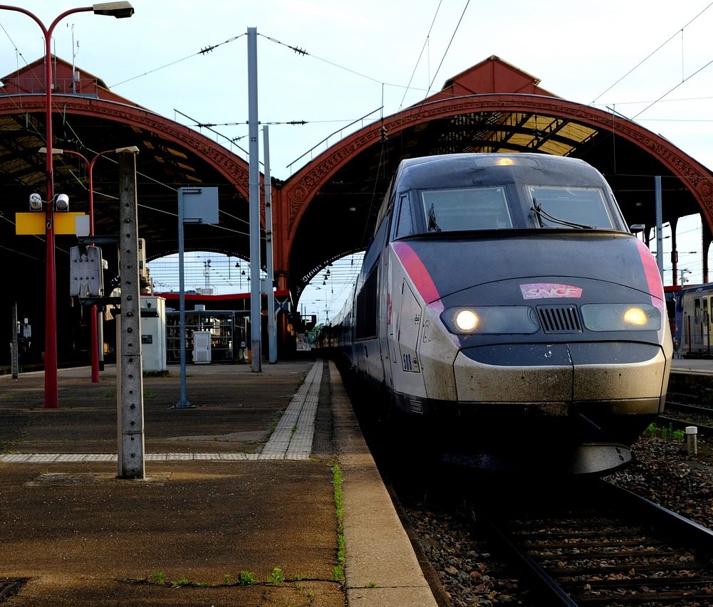 Val-de-Marne: Frau stösst Taschendieb im Bahnhof unabsichtlich vor heranfahrenden TGV