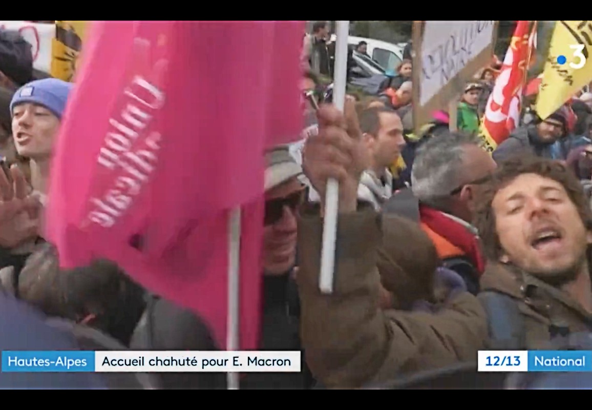 Demonstranten_empfangen_Macron_ScreenF3