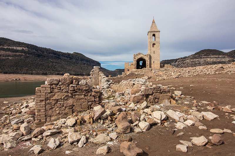 Eine „Geisterkirche“, die seit 1960 unter Wasser begraben war, taucht wegen der Trockenheit wieder auf