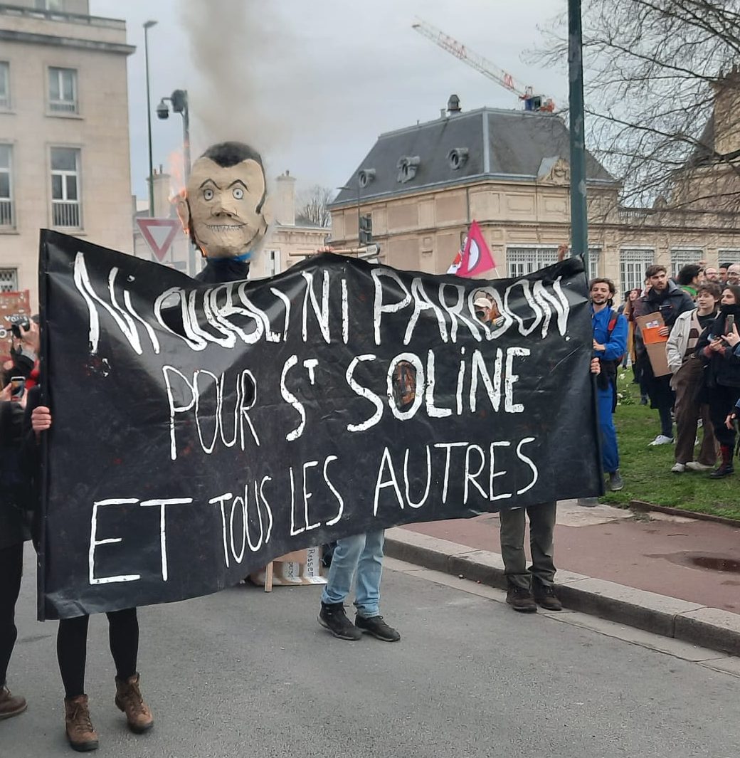 Calvados: Puppe mit dem Bildnis von Emmanuel Macron vor der Präfektur verbrannt