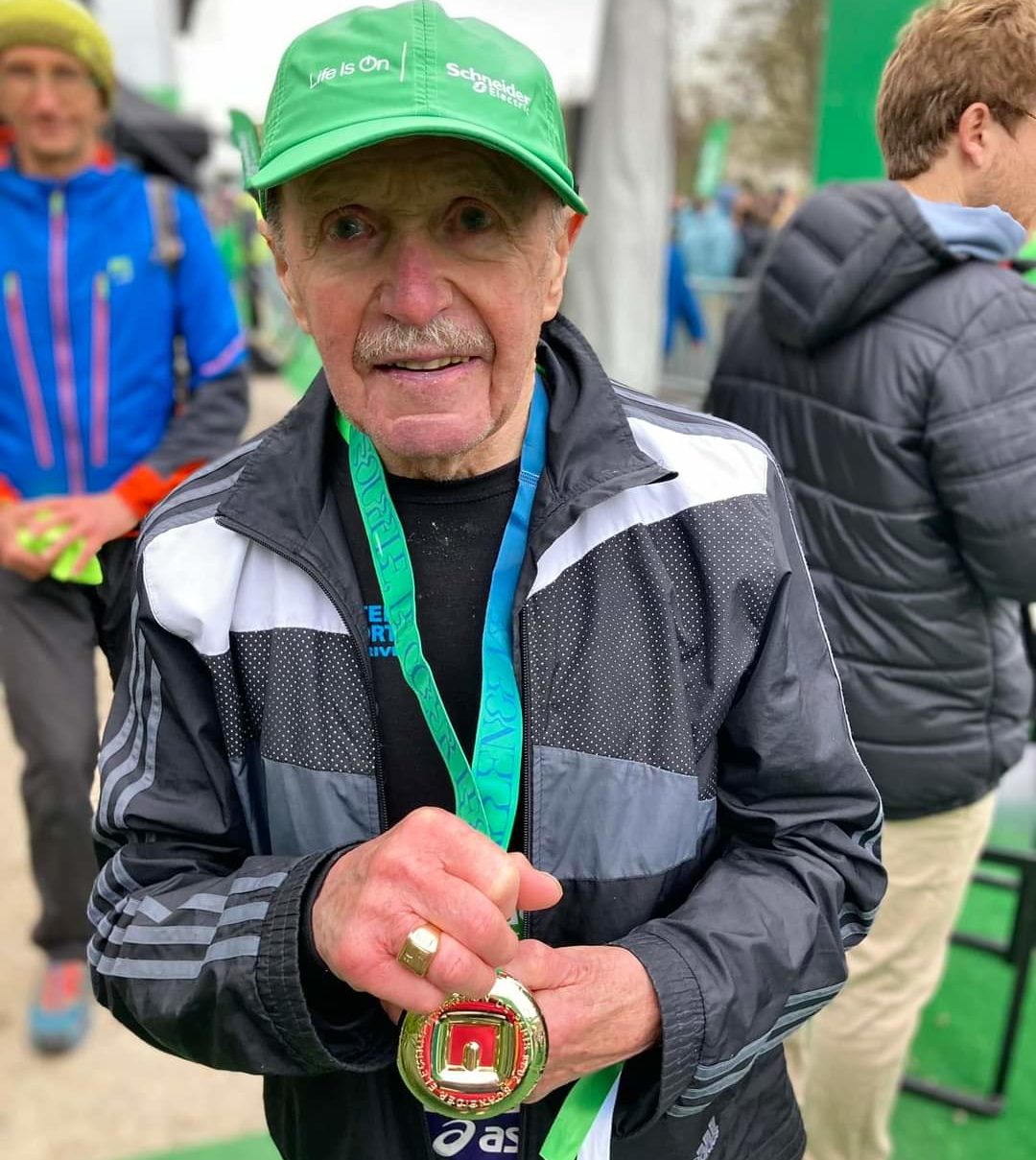 „Das ist unglaublich!“: Mit 93 Jahren beendet Charly den Paris-Marathon in 7 Stunden und 22 Minuten