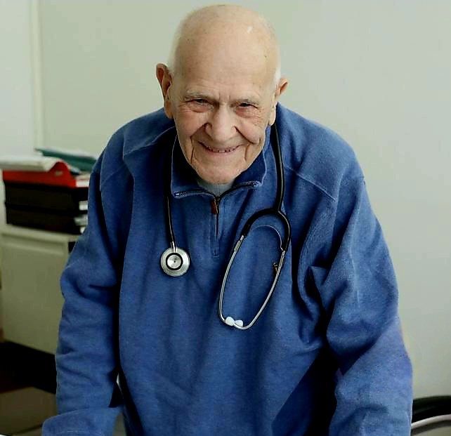 Er betreut seit siebzig Jahren Kranke: Mit 101 Jahren praktiziert der älteste Arzt Frankreichs immer noch