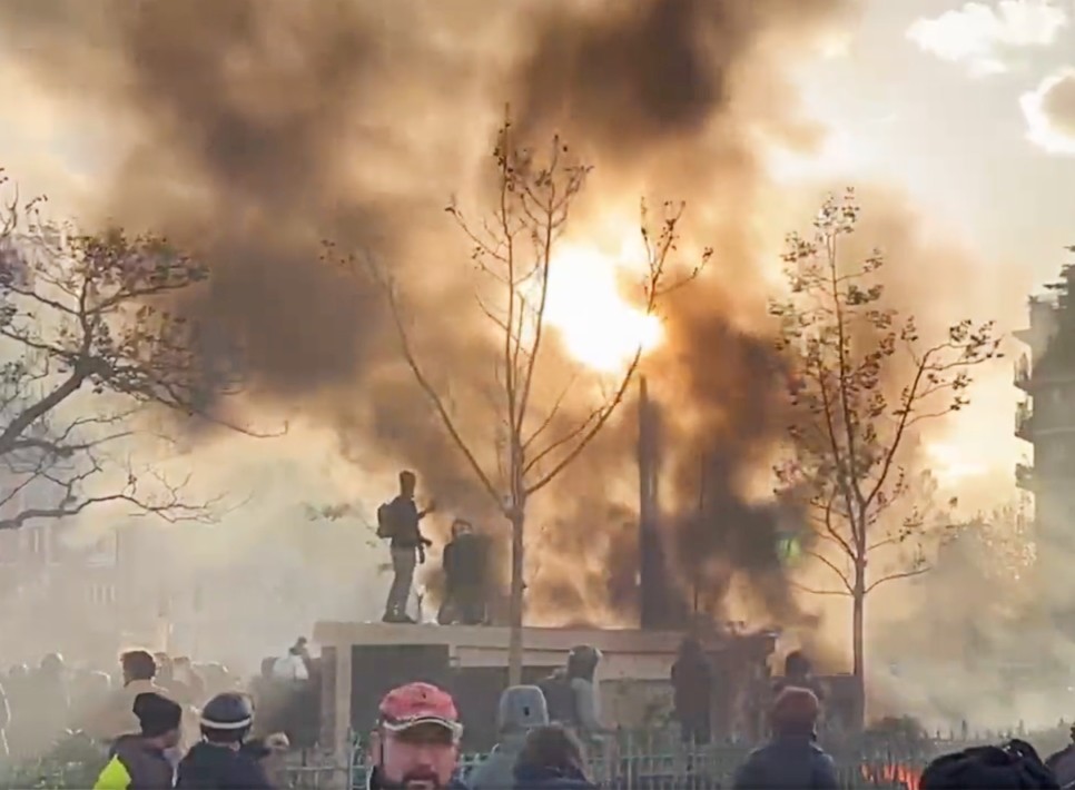 Gewalt_Demonstration_Paris_Screen