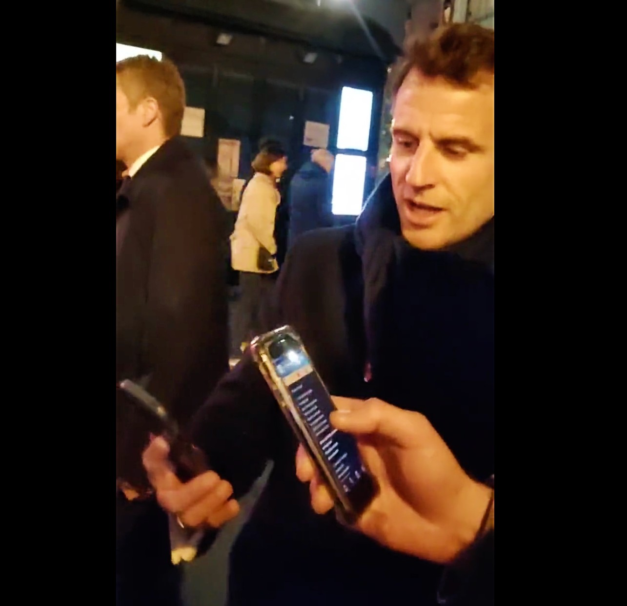 Emmanuel Macron nach seiner TV-Ansprache auf der Straße beim Singen eines Pyrenäenlieds gefilmt