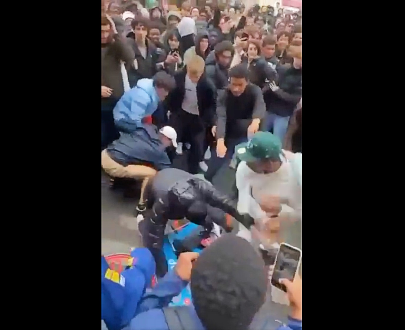 Paris: Massenschlägerei bei Billig-Verkauf von Nike-Schuhen