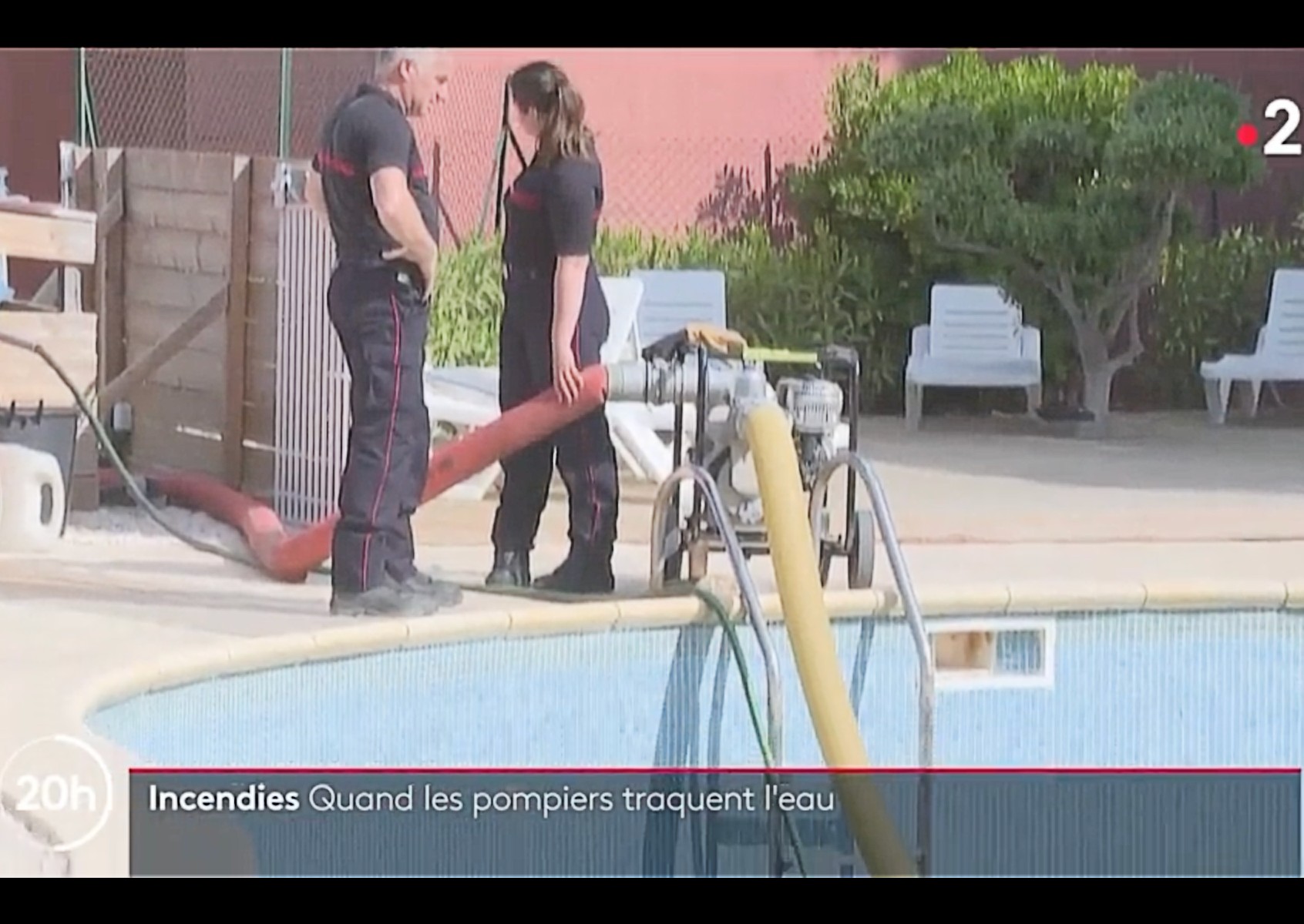 Brände: Wegen Wassermangels leert die Feuerwehr in den östlichen Pyrenäen Schwimmbäder der Villen