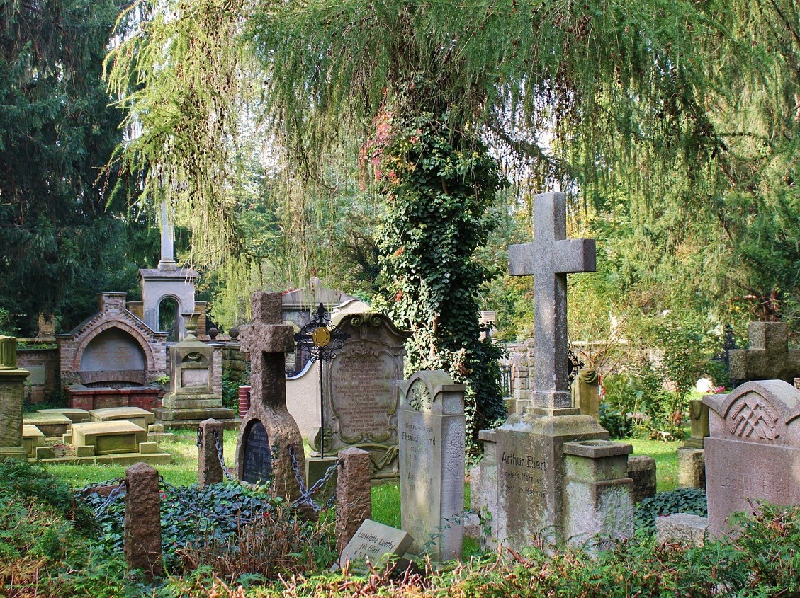 110 Gräber auf dem Friedhof von Lesquin geplündert und verwüstet – Familien erstatten Anzeige