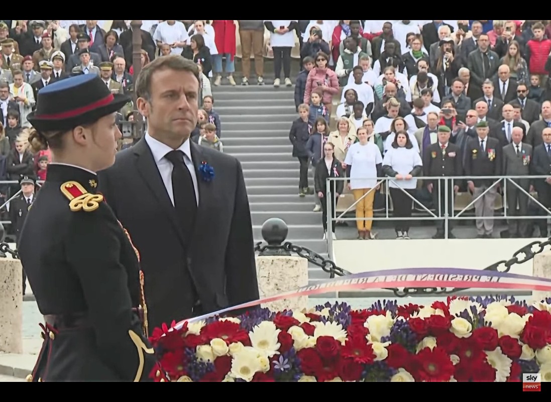 Gedenkfeiern zum 8. Mai: Emmanuel Macron auf den Champs-Elysées in Paris