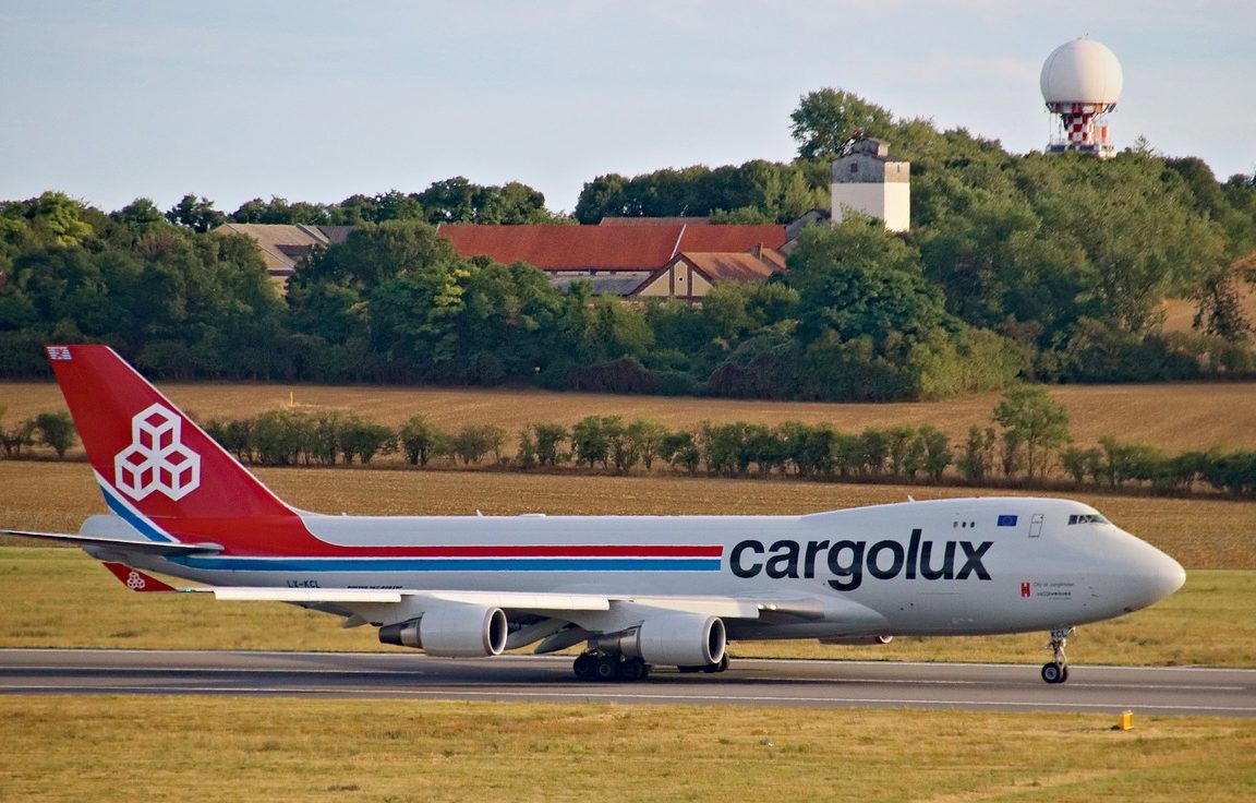 Kurz vor der Landung verliert Flugzeug ein Teil des Fahrwerks