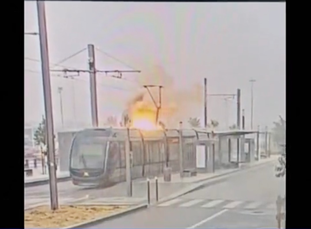 Unwetter in Bordeaux: Straßenbahn vom Blitz getroffen
