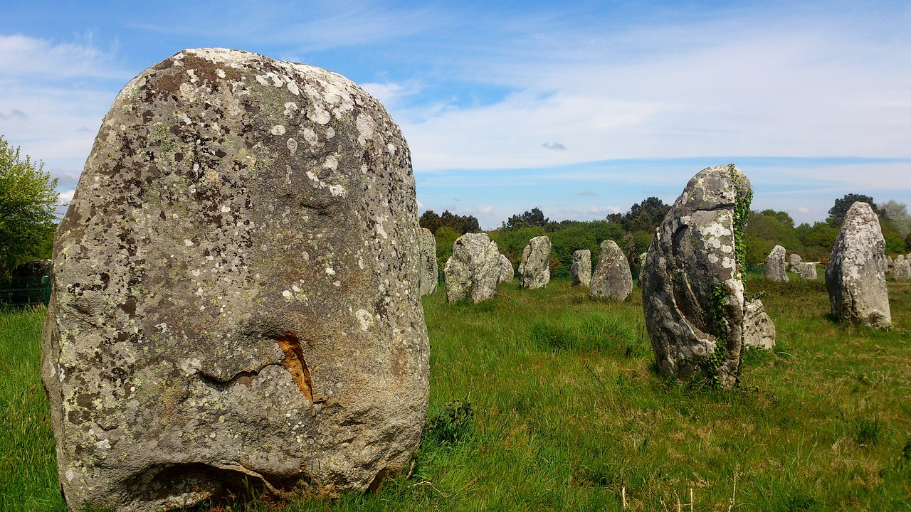 39 etwa 3.000 Jahre alte Menhire wegen eines neuen Baumarktes in Carnac zerstört