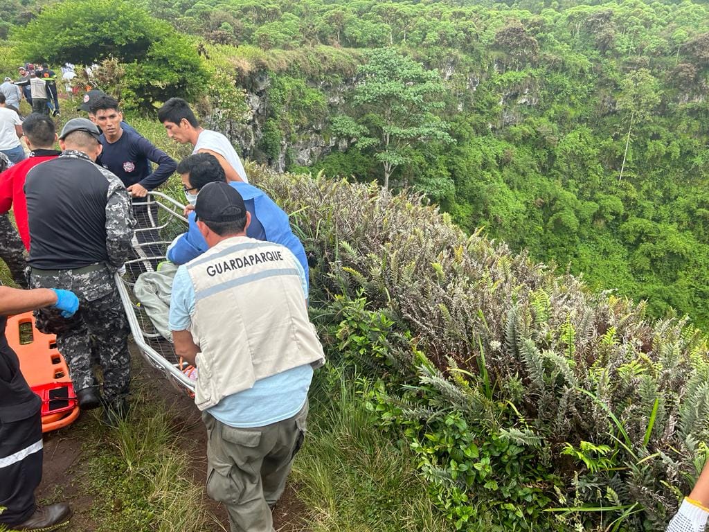 Wunder auf den Galapagos-Inseln: Achtjähriger Franzose fällt in einen 100 Meter tiefen Krater und überlebt