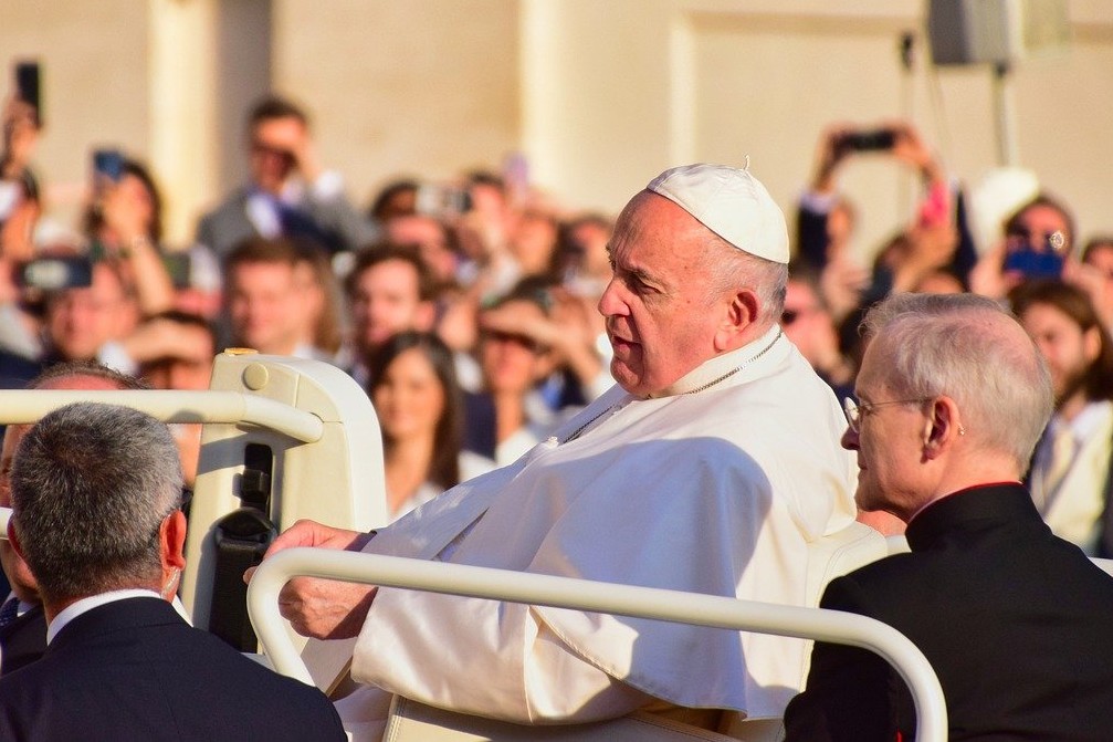 Dordogne: Ingenieur baut Rollstuhl für den Papst aus Holz von Notre Dame in Paris