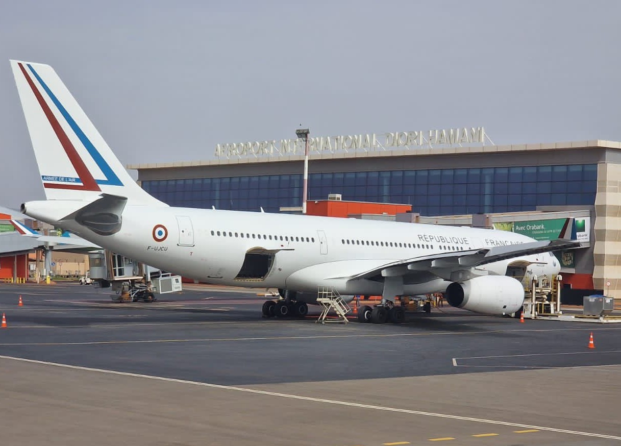 Krise in Niger: Erste Flugzeuge mit französischen Staatsangehörigen sind in der Nacht gelandet