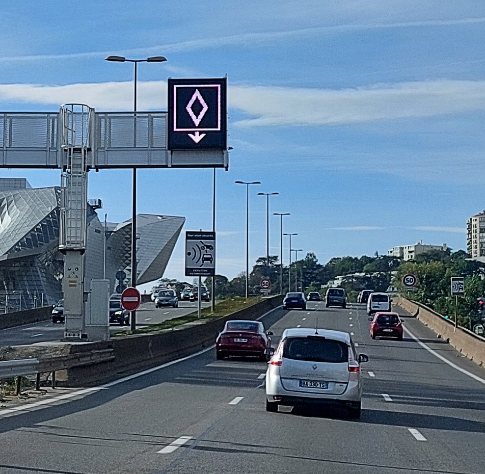 Was bedeutet das Schild mit einer Raute an manchen französischen Autobahnen?