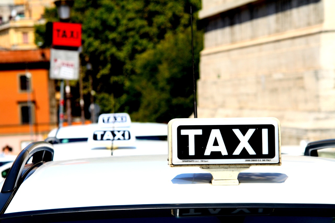 Italien: Regierung zahlt nach feuchtfröhlichem Abend im Nachtclub Kunden das Taxi