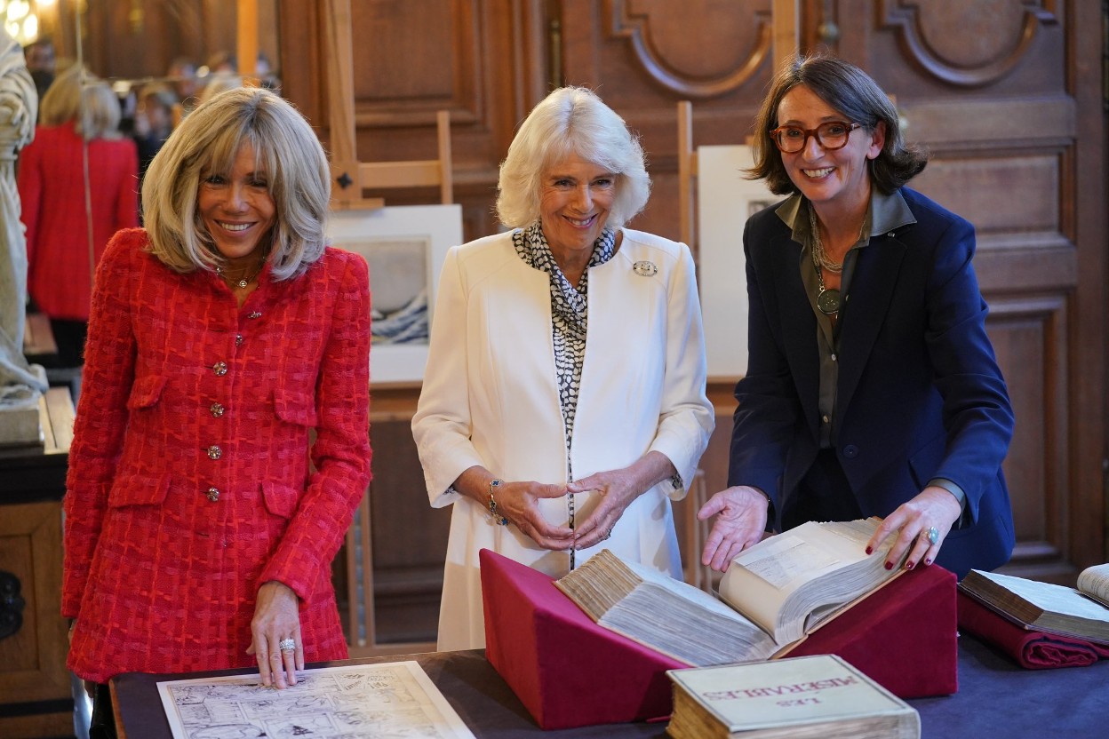 Brigitte_Macron_Königin_Camilla_besuchen_Nationalbibliothek