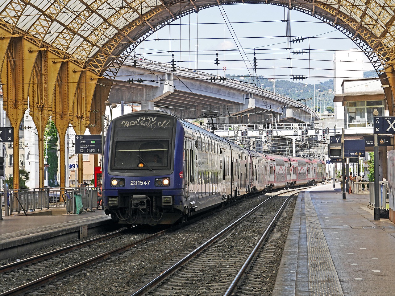 Emmanuel Macron befürwortet Bahnticket nach deutschem Vorbild für Regionalzüge