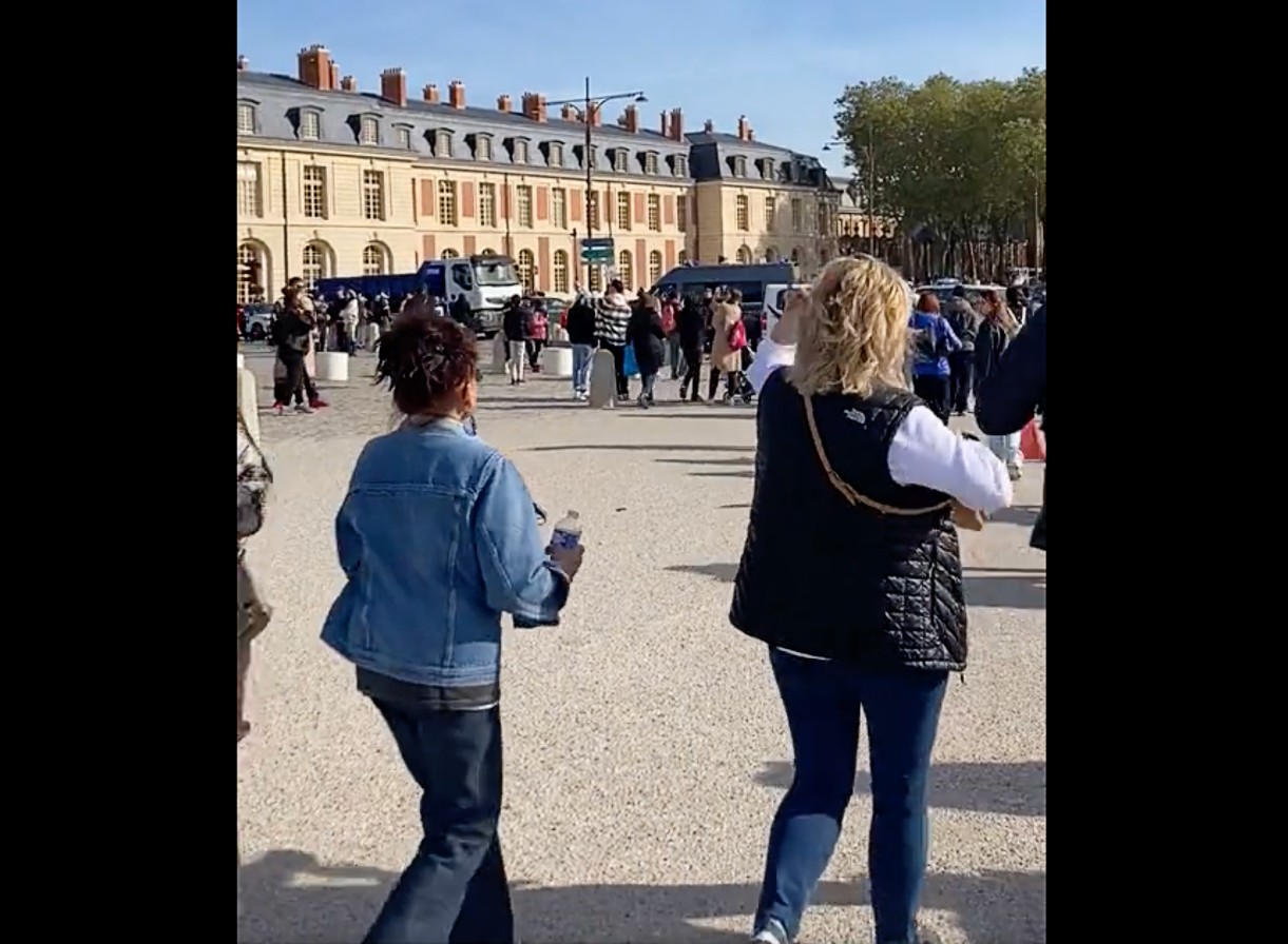 Besucher_verlassen_Versailles_ScreenX