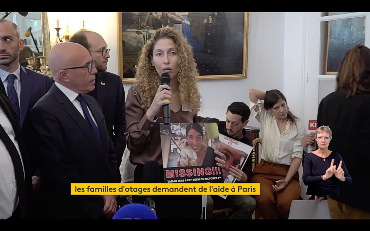 Familien_von_Hamas-Geiseln_in_Paris_ScreenFI