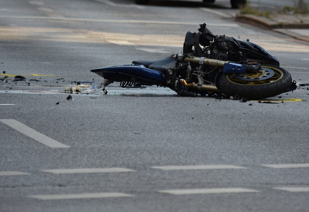 Tragödie in Bassens: Junge Frau stirbt bei illegalem Motorradrennen