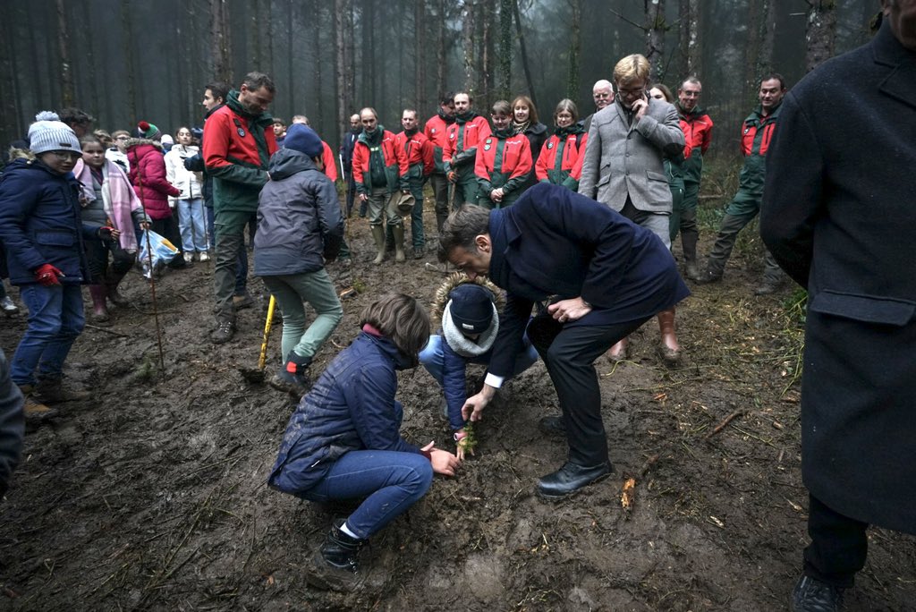 Macron_Pflanzt_Baum_ScreenX