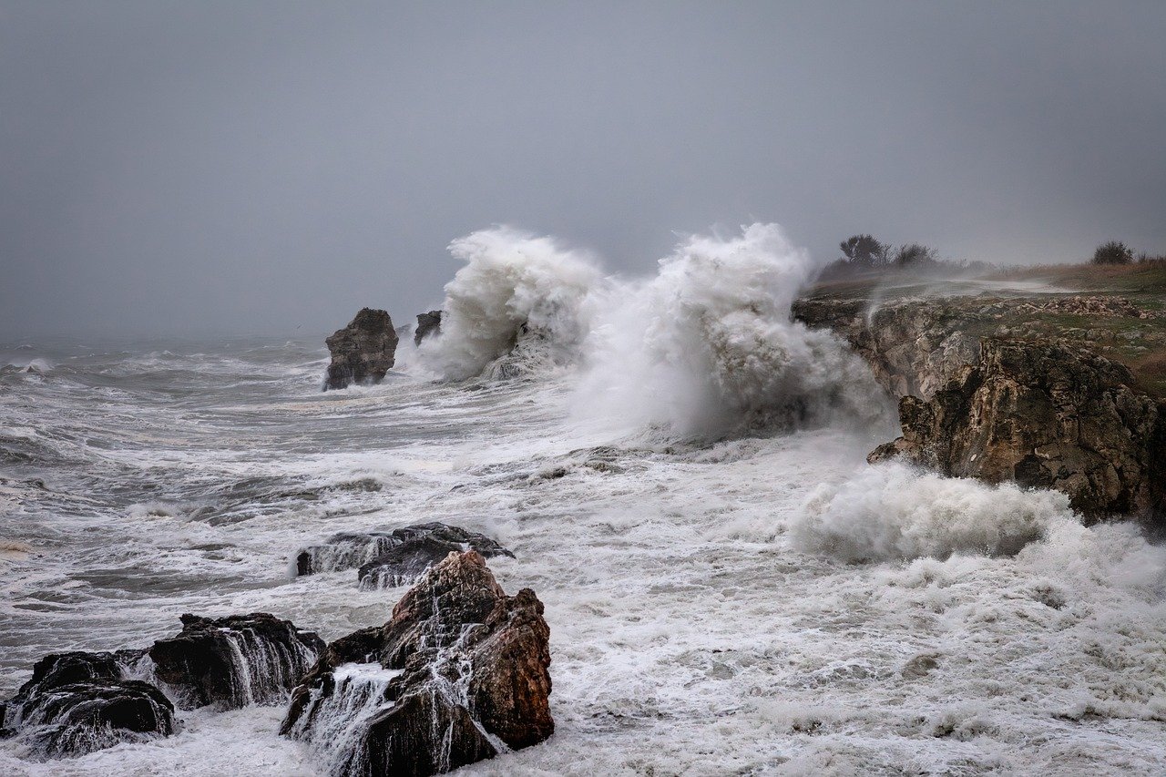 Sturm Ciaran: 1.2 Millionen Haushalte ohne Strom – 21 Meter hohe Wellen