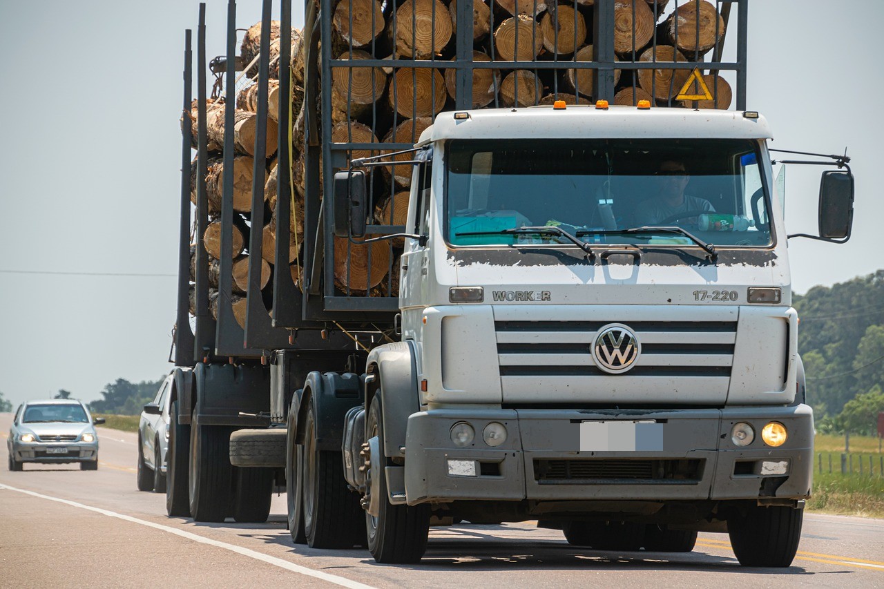 33-Tonnen-Holztransporter fängt auf der Autobahn A20 im Departement Lot Feuer