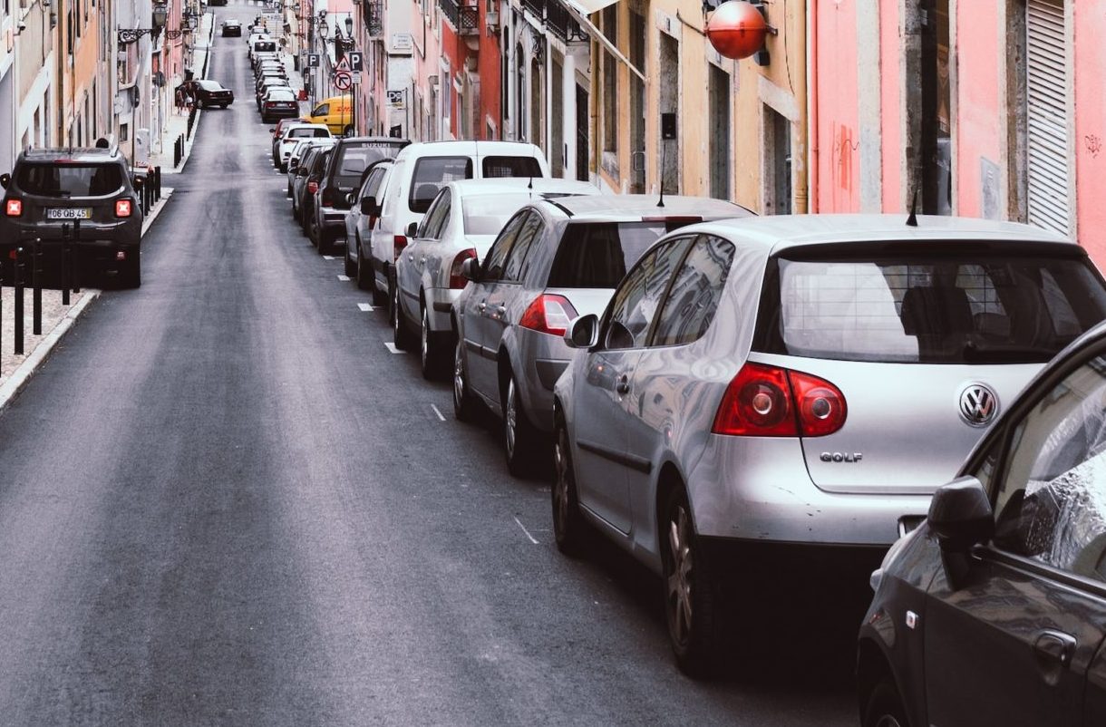 Illustration_Straße_parkende_Autos