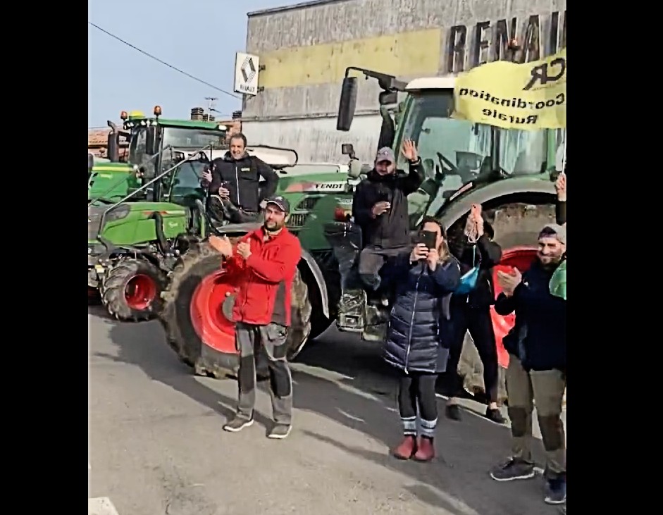 Anwohner_beklatschen_Bauern_auf_der_Fahrt_nach_Paris_ScreenX