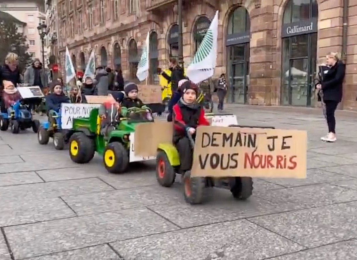 Bauernkinder_Demonstration_Strassburg_ScreenX