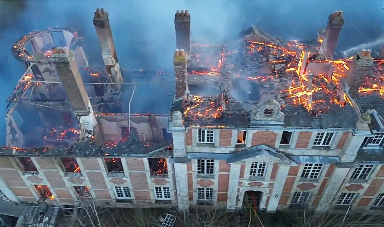 Feuer verwüstet das denkmalgeschützte Grand-Château de Serquigny aus dem 17. Jahrhundert